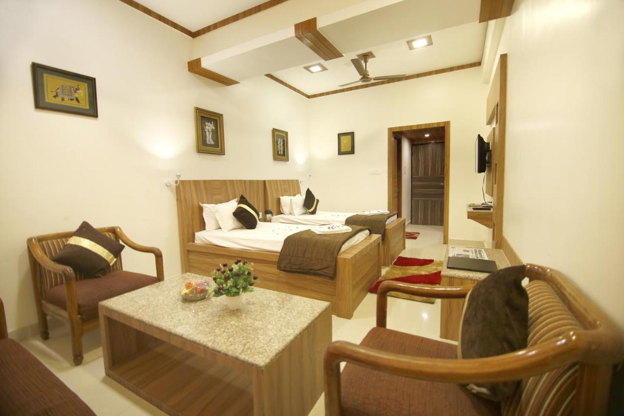 Hotel Sheetal Regency,Near Janambhumi Матура Екстериор снимка