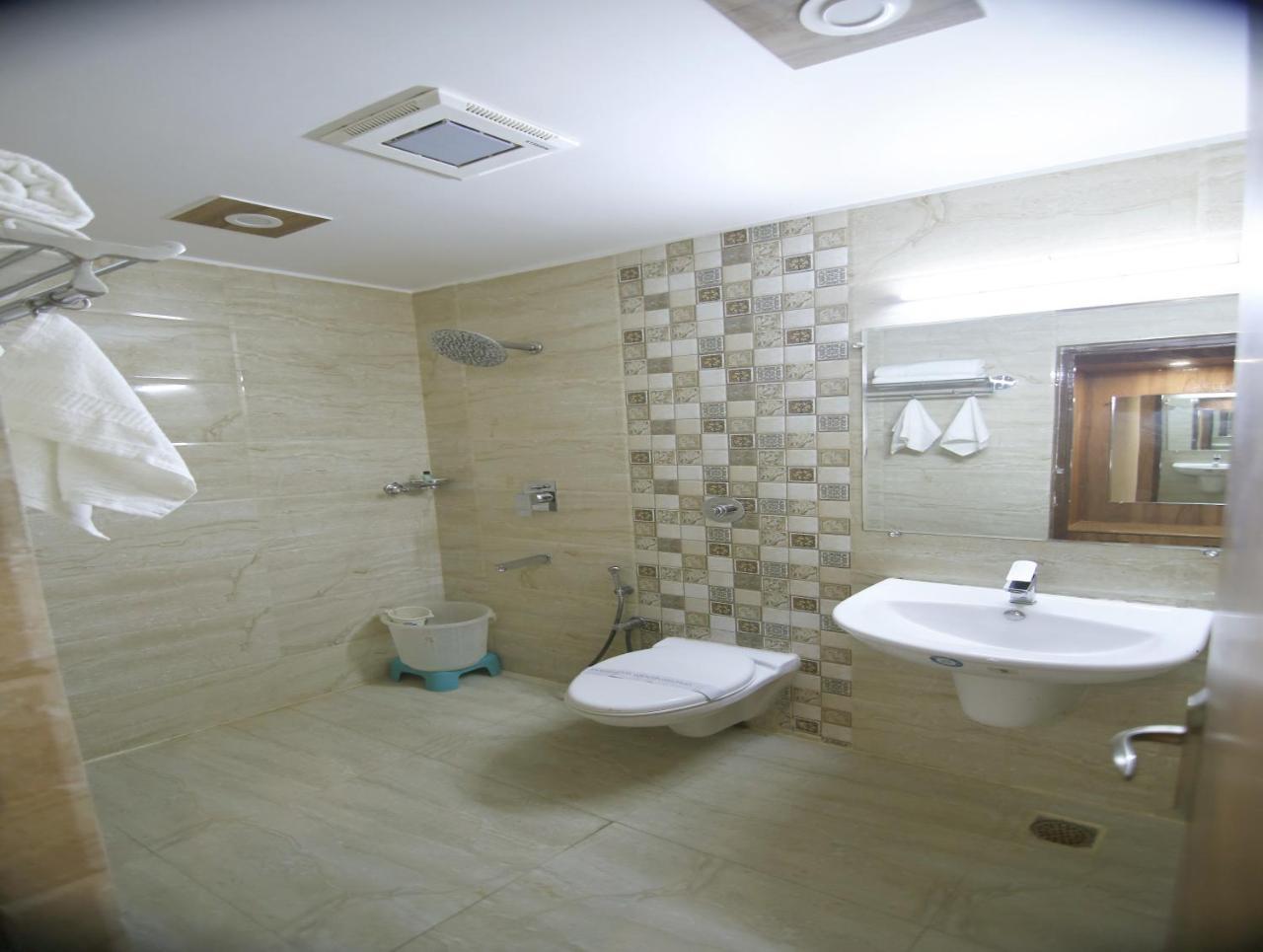 Hotel Sheetal Regency,Near Janambhumi Матура Екстериор снимка