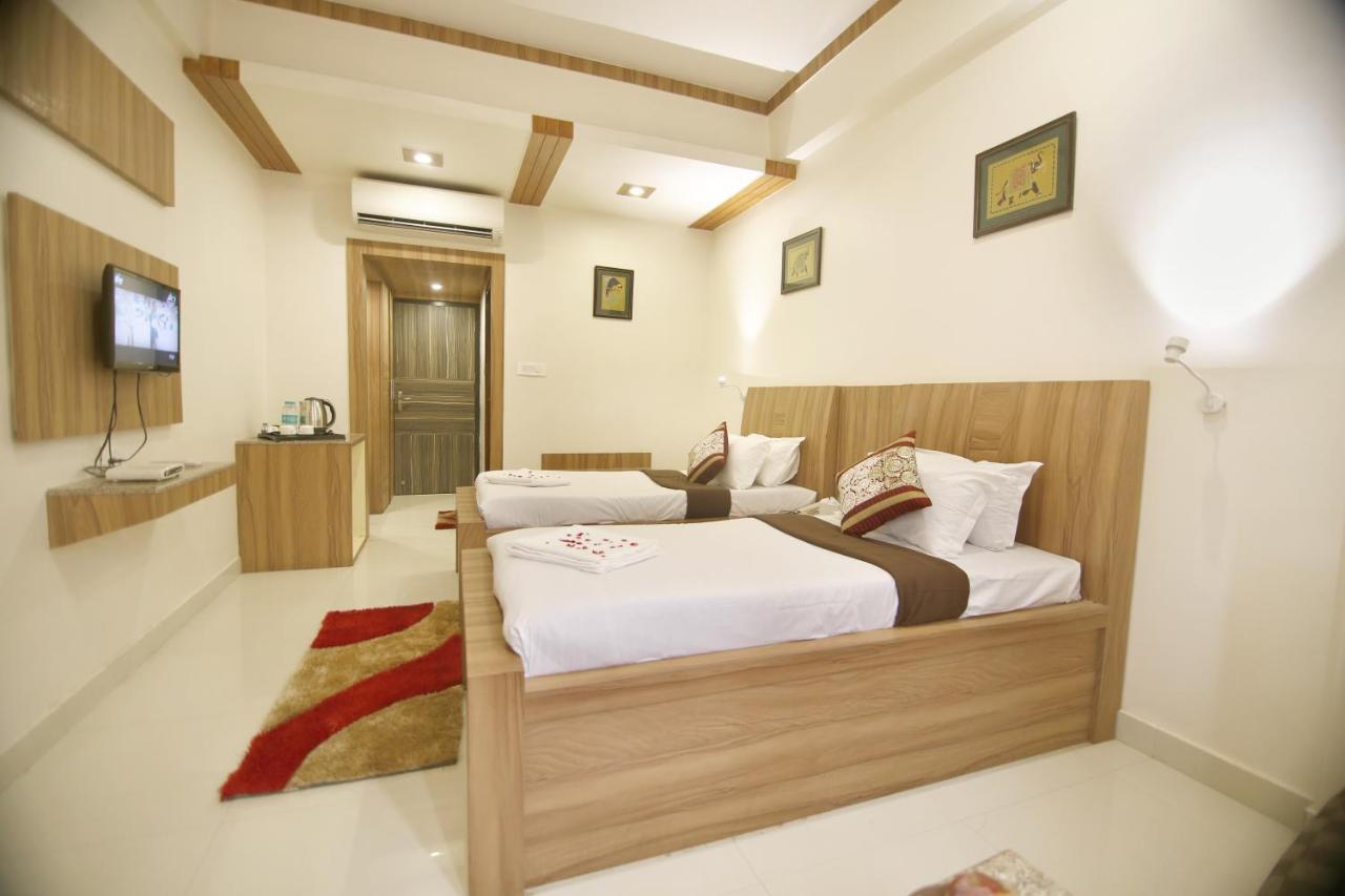 Hotel Sheetal Regency,Near Janambhumi Матура Екстериор снимка