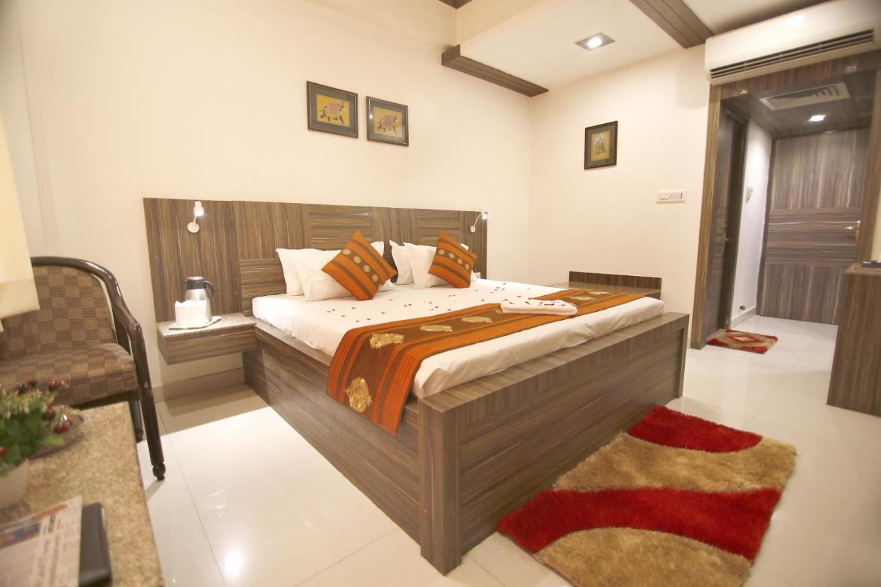 Hotel Sheetal Regency,Near Janambhumi Матура Екстериор снимка